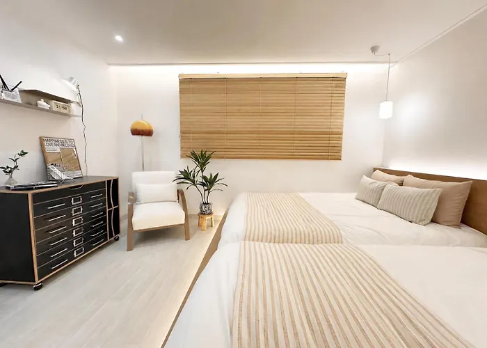 Station 7 Min Walk, Newly Renovated 2br, 3 Beds, Sleeps 6 ソウル特別市