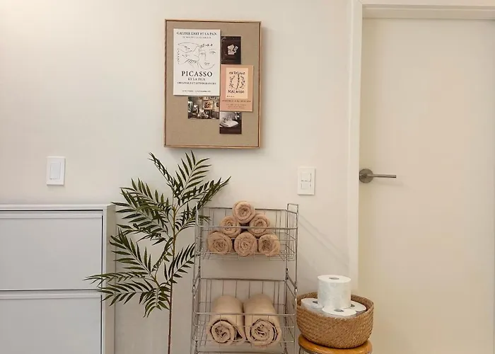 Station 7 Min Walk, Newly Renovated 2br, 3 Beds, Sleeps 6 * ソウル特別市