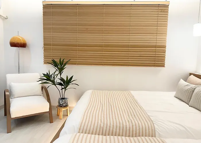 Station 7 Min Walk, Newly Renovated 2br, 3 Beds, Sleeps 6 *