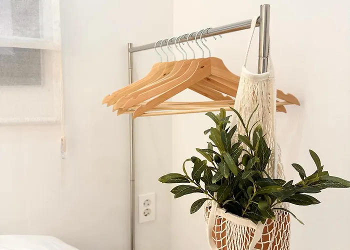 Station 7 Min Walk, Newly Renovated 2br, 3 Beds, Sleeps 6 * ソウル特別市