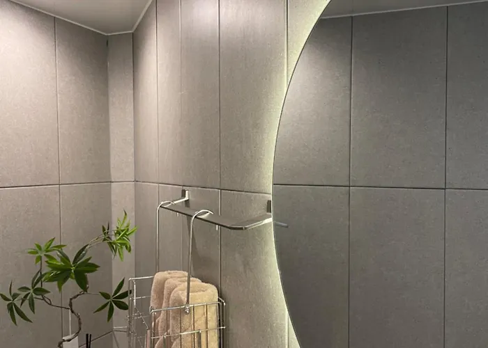 Station 7 Min Walk, Newly Renovated 2br, 3 Beds, Sleeps 6 ソウル特別市