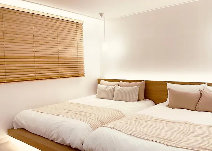 Station 7 Min Walk, Newly Renovated 2br, 3 Beds, Sleeps 6 * ソウル特別市
