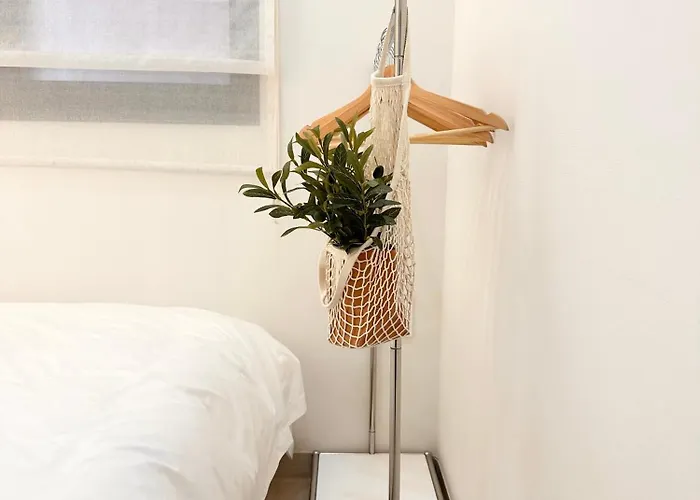 Station 7 Min Walk, Newly Renovated 2br, 3 Beds, Sleeps 6 アパート
