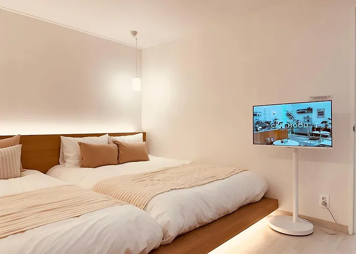 Station 7 Min Walk, Newly Renovated 2br, 3 Beds, Sleeps 6 * ソウル特別市