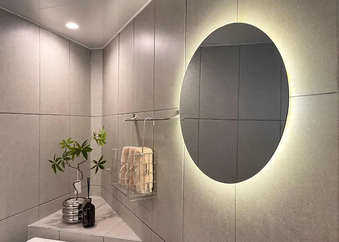 Station 7 Min Walk, Newly Renovated 2br, 3 Beds, Sleeps 6 ソウル特別市