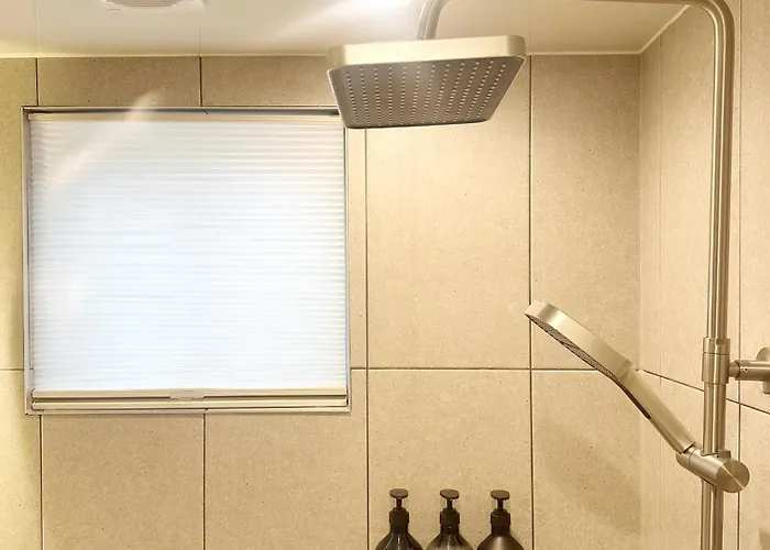 Station 7 Min Walk, Newly Renovated 2br, 3 Beds, Sleeps 6 ソウル特別市