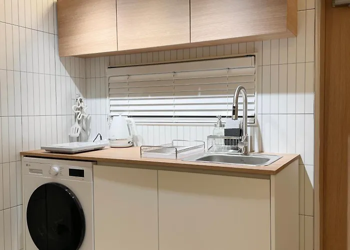 Station 7 Min Walk, Newly Renovated 2br, 3 Beds, Sleeps 6