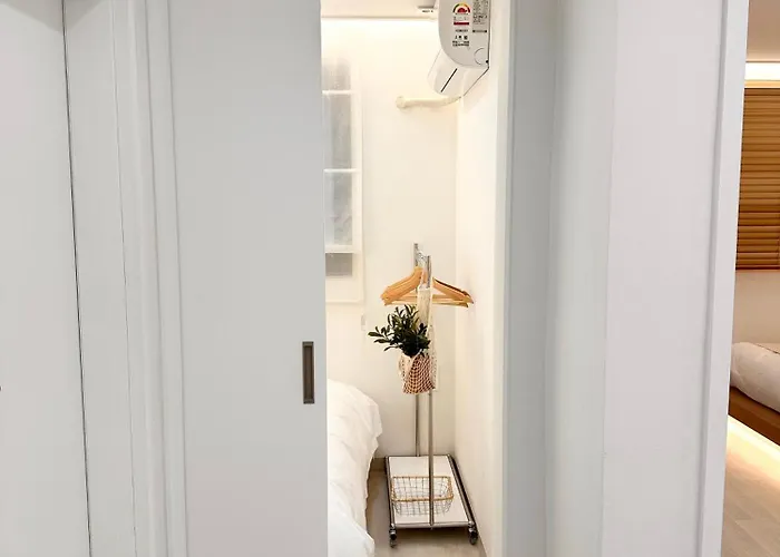 Station 7 Min Walk, Newly Renovated 2br, 3 Beds, Sleeps 6