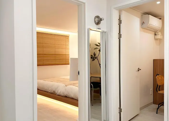 Station 7 Min Walk, Newly Renovated 2br, 3 Beds, Sleeps 6 *