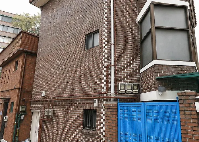 Station 7 Min Walk, Newly Renovated 2br, 3 Beds, Sleeps 6 *